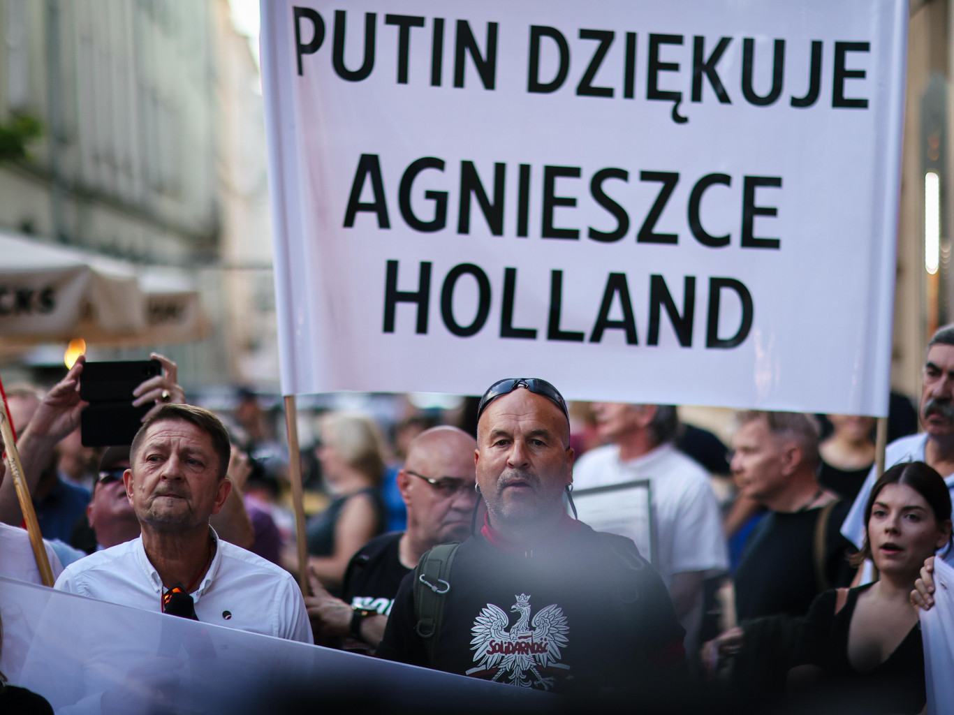 Фейки недели: украинцы в Таллине избили русскоязычную женщину, польские власти запретили фильм о кризисе мигрантов 