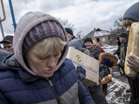 Датчане эканомяць на ежы, а ўкраінцы прадаюць гуманітарку ў Нямеччыне. Развянчанне фэйкаў ад «Лукавых навін»