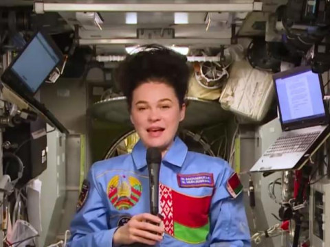 Беларусскую космонавтку на МКС нельзя сравнивать с космическими туристами, так как она проводит исследования. Так ли это