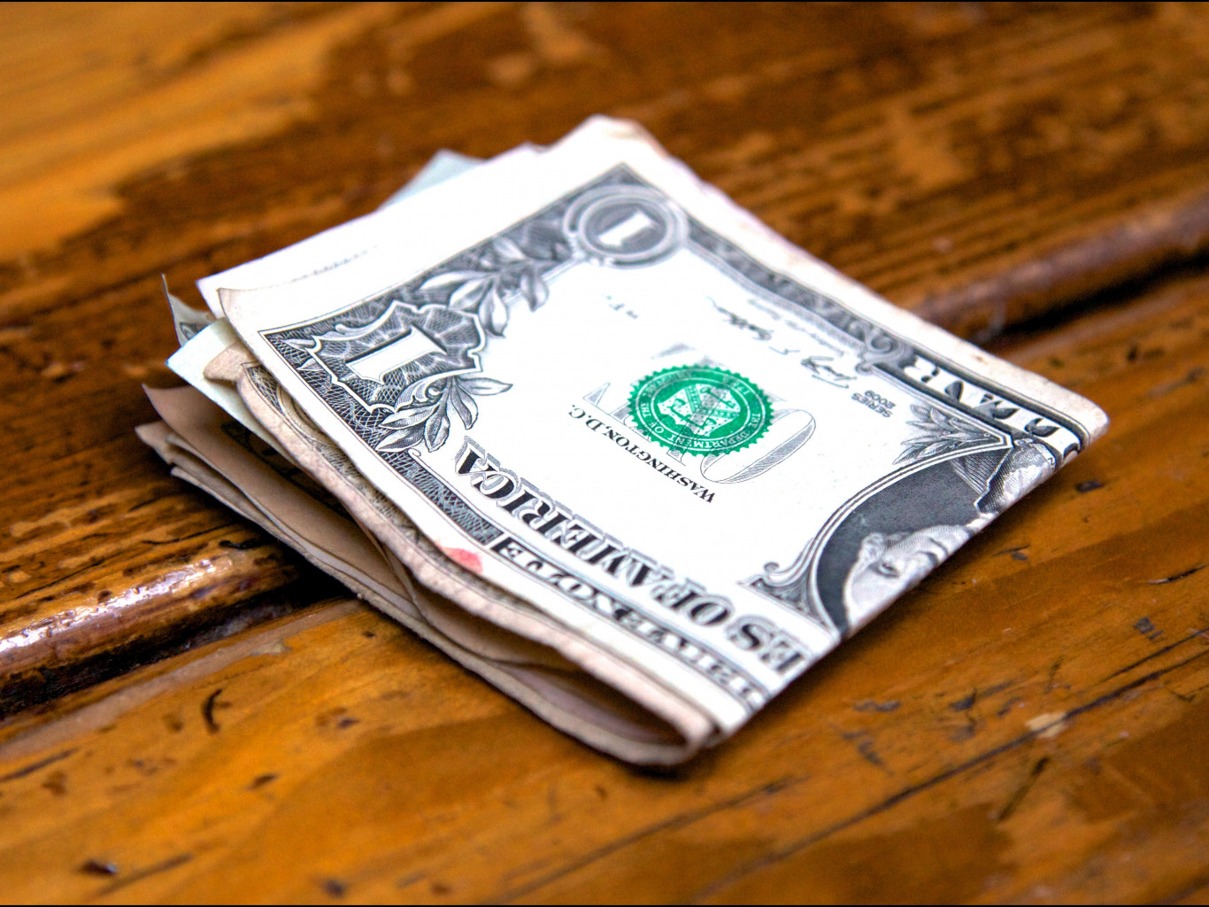 В долларах беларусы зарабатывают меньше всех в СНГ? Проверили слова экспертки «Еврорадио»