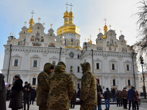 Фэйкі тыдня: украінцы спальваюць праваслаўныя храмы, а Папа Рымскі ходзіць з ЛГБТ-крыжам