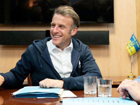 Fake from Shkvarka News: Macron fired his press secretary over a “cocaine napkin” video