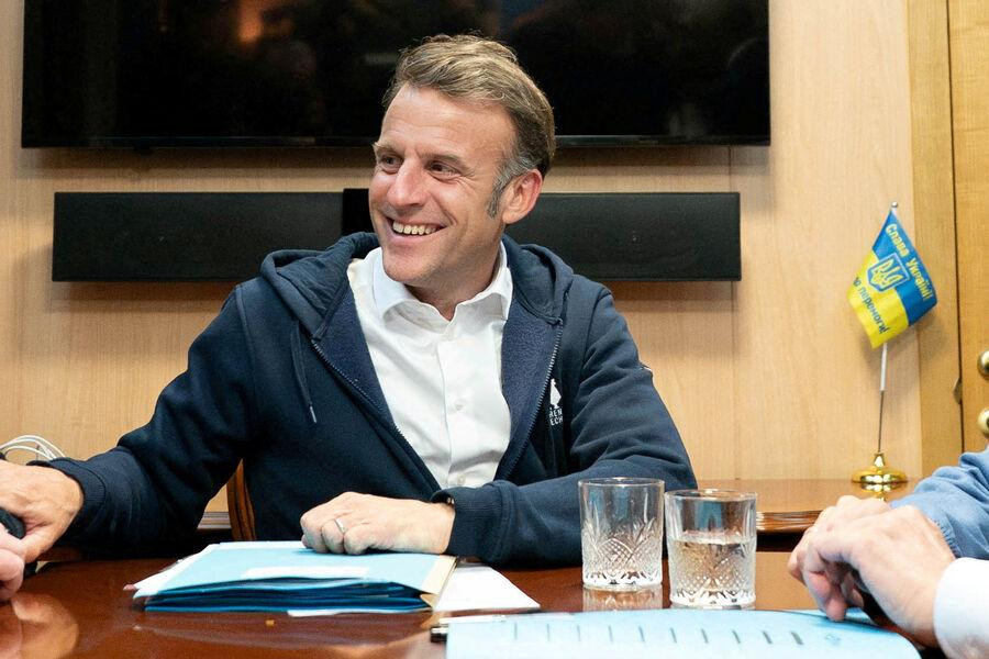 Fake from Shkvarka News: Macron fired his press secretary over a “cocaine napkin” video
