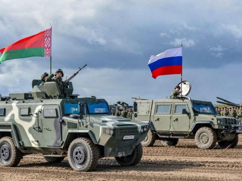 На БТ істэрыю Захаду праз вучэнні Беларусі і Расеі пацвердзілі загалоўкамі артыкулаў на польскай і літоўскай мовах. Мы пераклалі іх