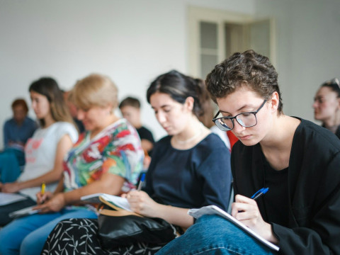 Elite or those who could not get in? We fact-checked the official’s statement about contract students