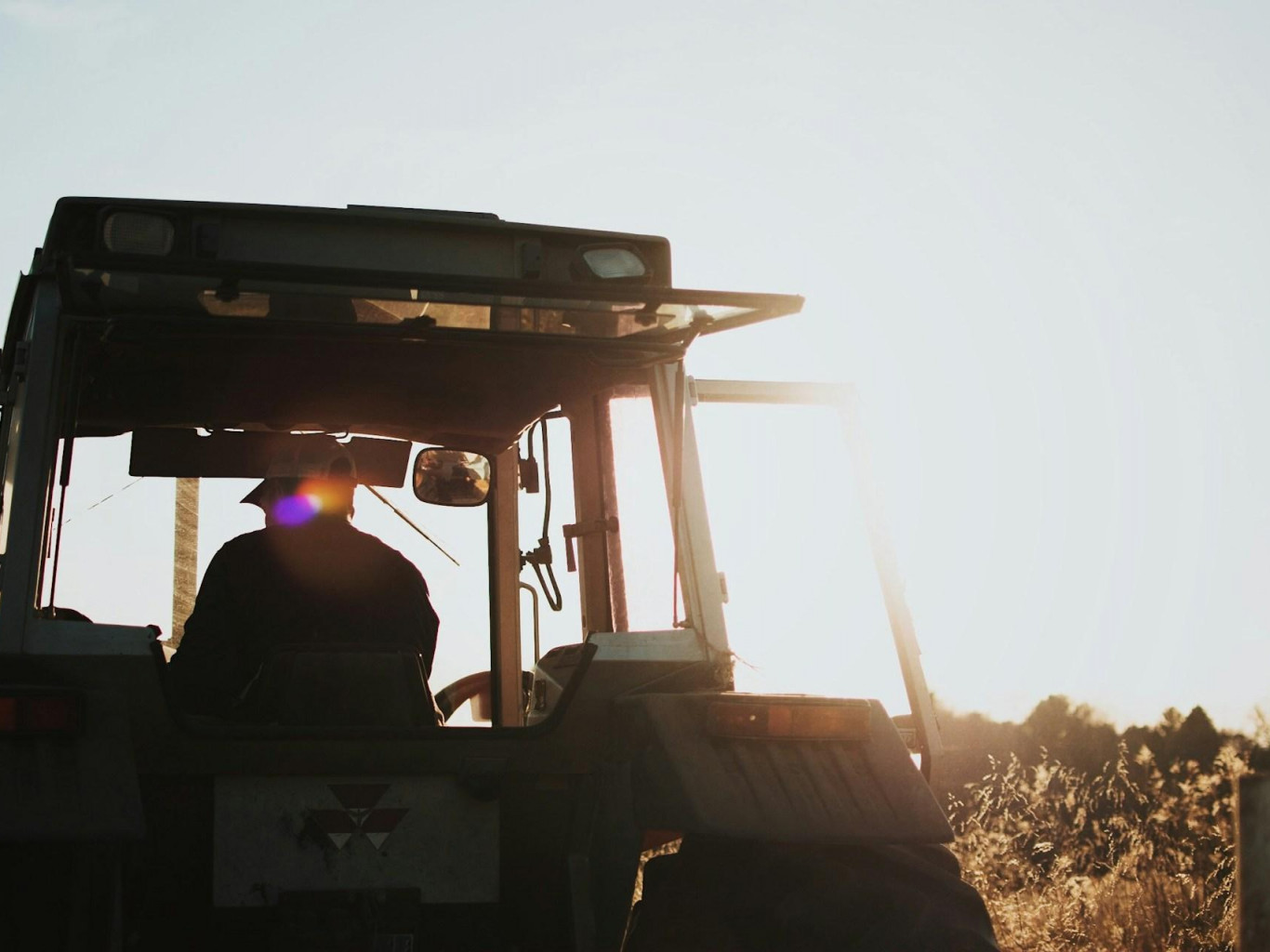 "Still plowing with vintage tractors". How ZhS Premium misjudged Lithuanian farmers based on photos of the protest