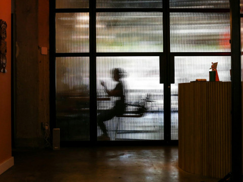 «Працы ў ЗША ўсе менш». Аспрэчваем аргументы палітолага Ялфімава