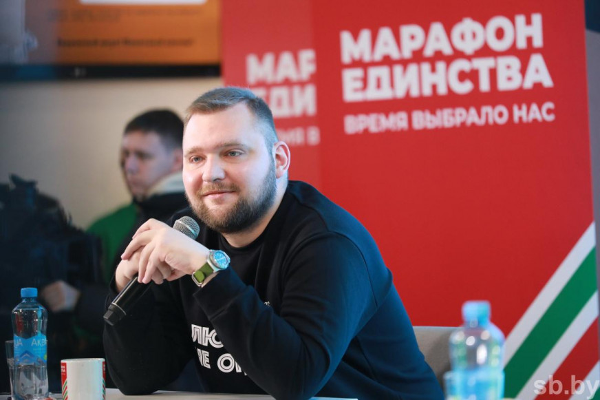 Азаронак заявіў, што Пуцін прызнае беларусаў і ўкраінцаў асобнымі народамі. Цытаты кажуць адваротнае