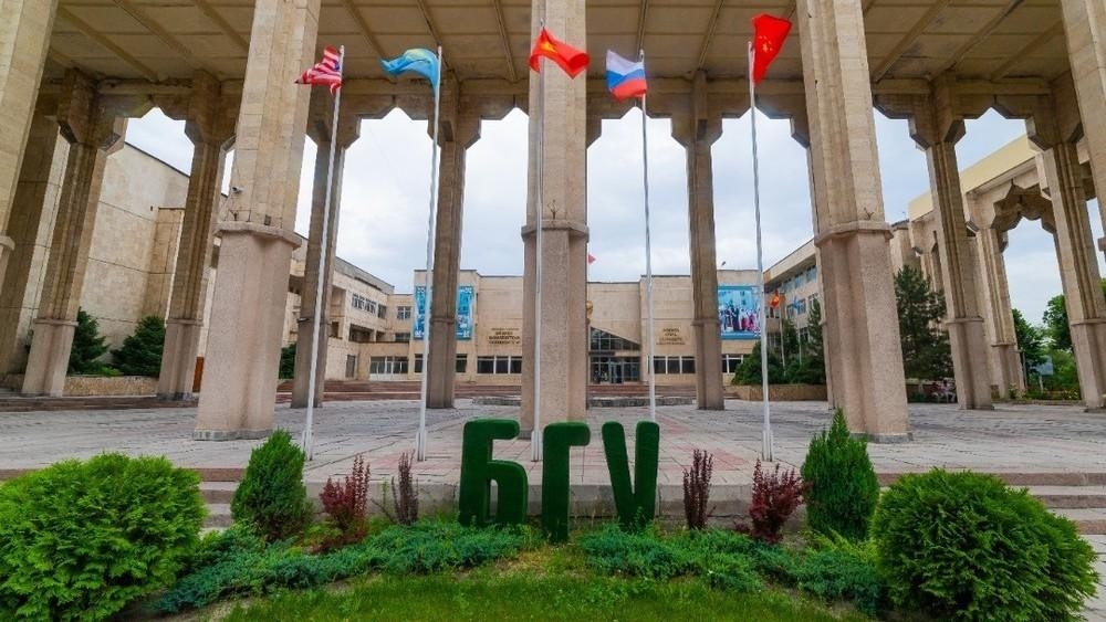 Ціск Захаду ці агульнасусветны трэнд? Разбіраем заяву дэкана журфаку БДУ пра падзенне рэйтынгаў беларускіх вну