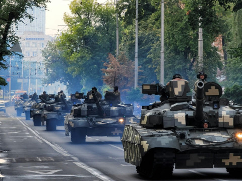 Тэлеграм-канал «Невальфовіч» выдаў рэпетыцыю парада за сцягванне тэхнікі NATO да беларускай мяжы