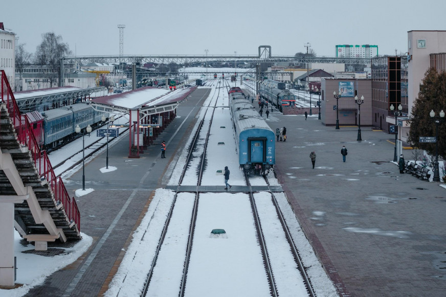 Have hundreds of thousands of Ukrainians moved to Belarus? Azaronak confuses the number of border crossings with the number of people who actually resettled