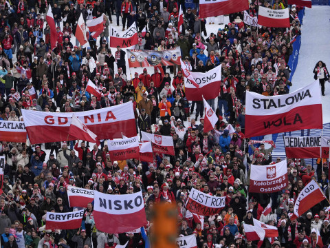 A News.by host discussed Polish emigration but overlooked Belarusians
