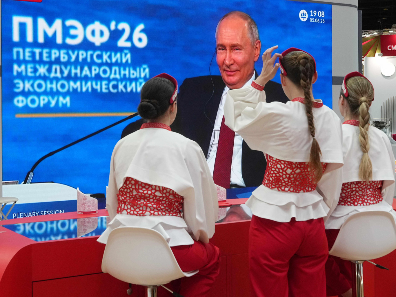 “Notice how many foreign delegations were present.” Radio Minsk misidentified foreign guests as representatives from Germany and the U.S.