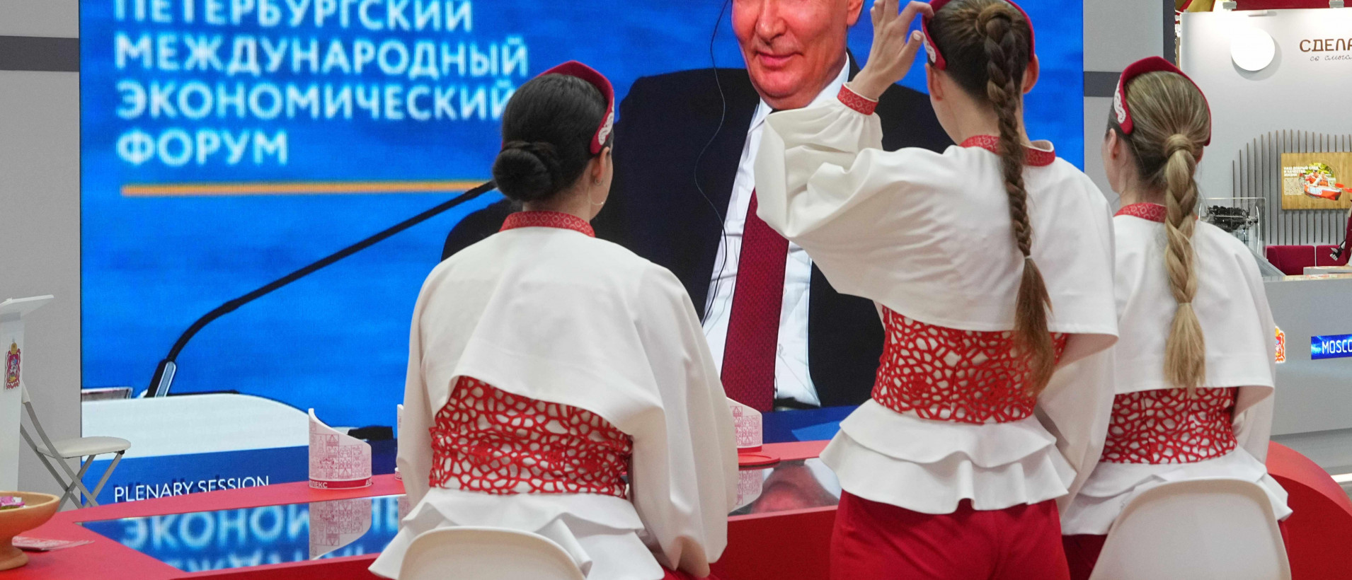 “Notice how many foreign delegations were present.” Radio Minsk misidentified foreign guests as representatives from Germany and the U.S.