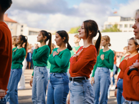 «Розніца проста гіганцкая». На дзяржТБ, параўноўваючы колькасць валанцёраў у Беларусі і ЕЗ, у добраахвотнікі запісалі ўсіх сябраў БРСМ
