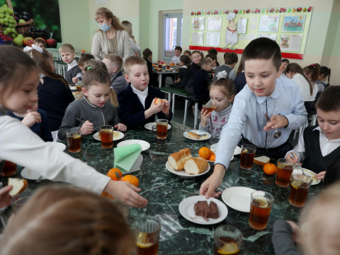 Пули вместо пряников? Почему беларусских школьников решили лишить завтраков