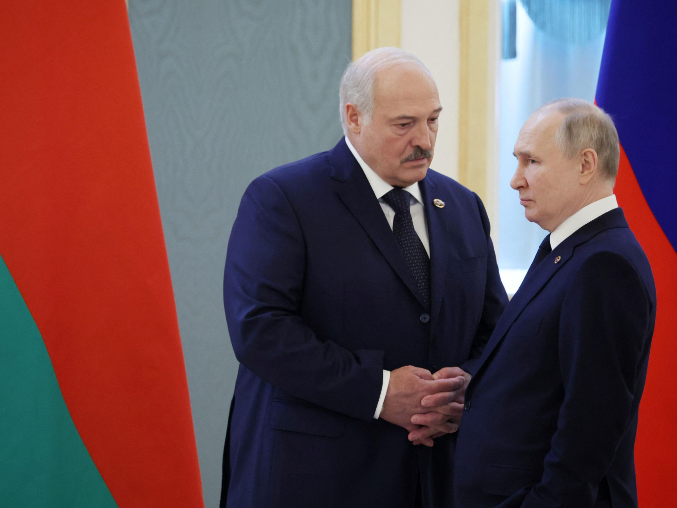 «Надо отрабатывать зарплату». Сколько зарабатывают Лукашенко и Путин?