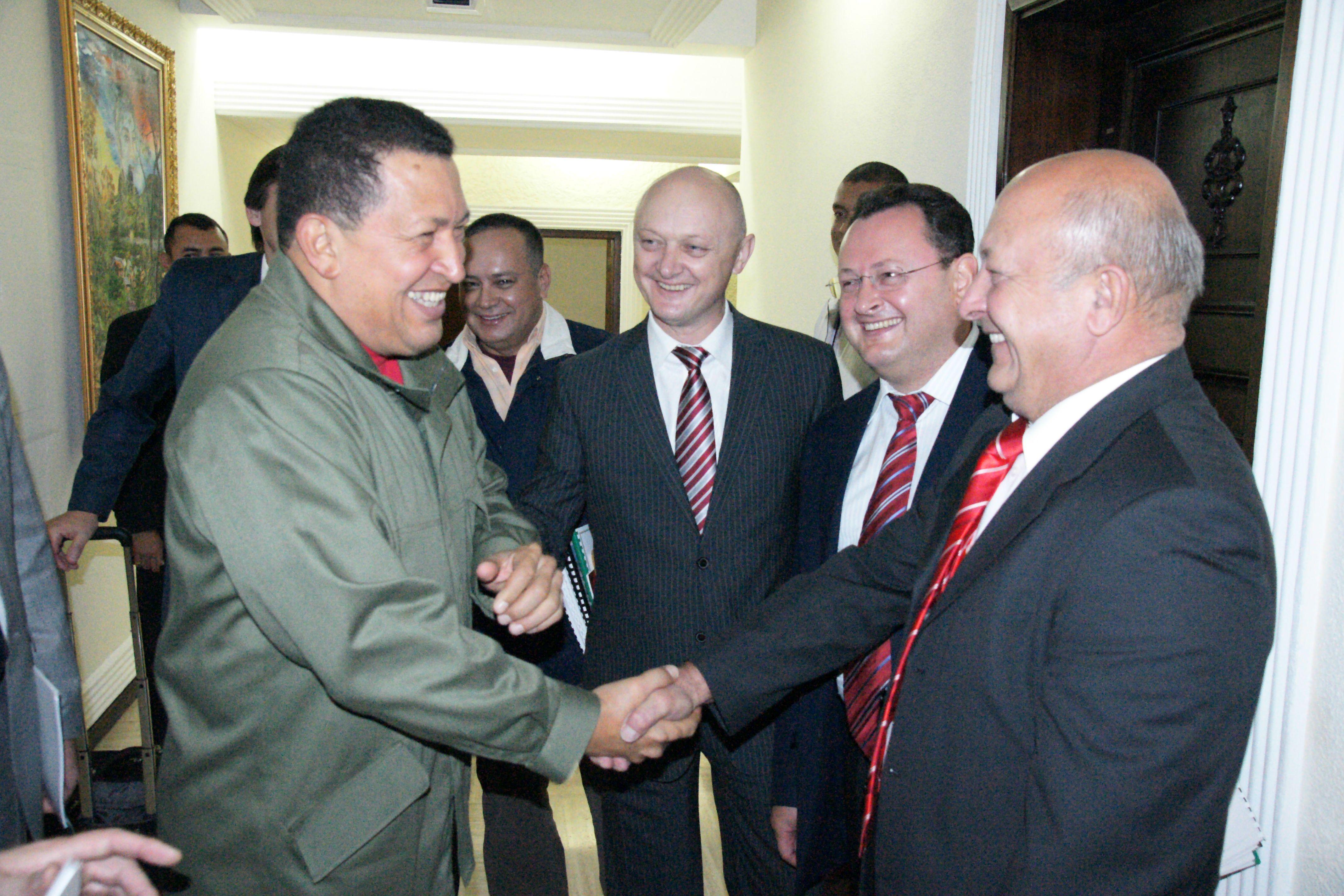 Уго Чавес (слева) и Виктор Шевцов (второй справа)