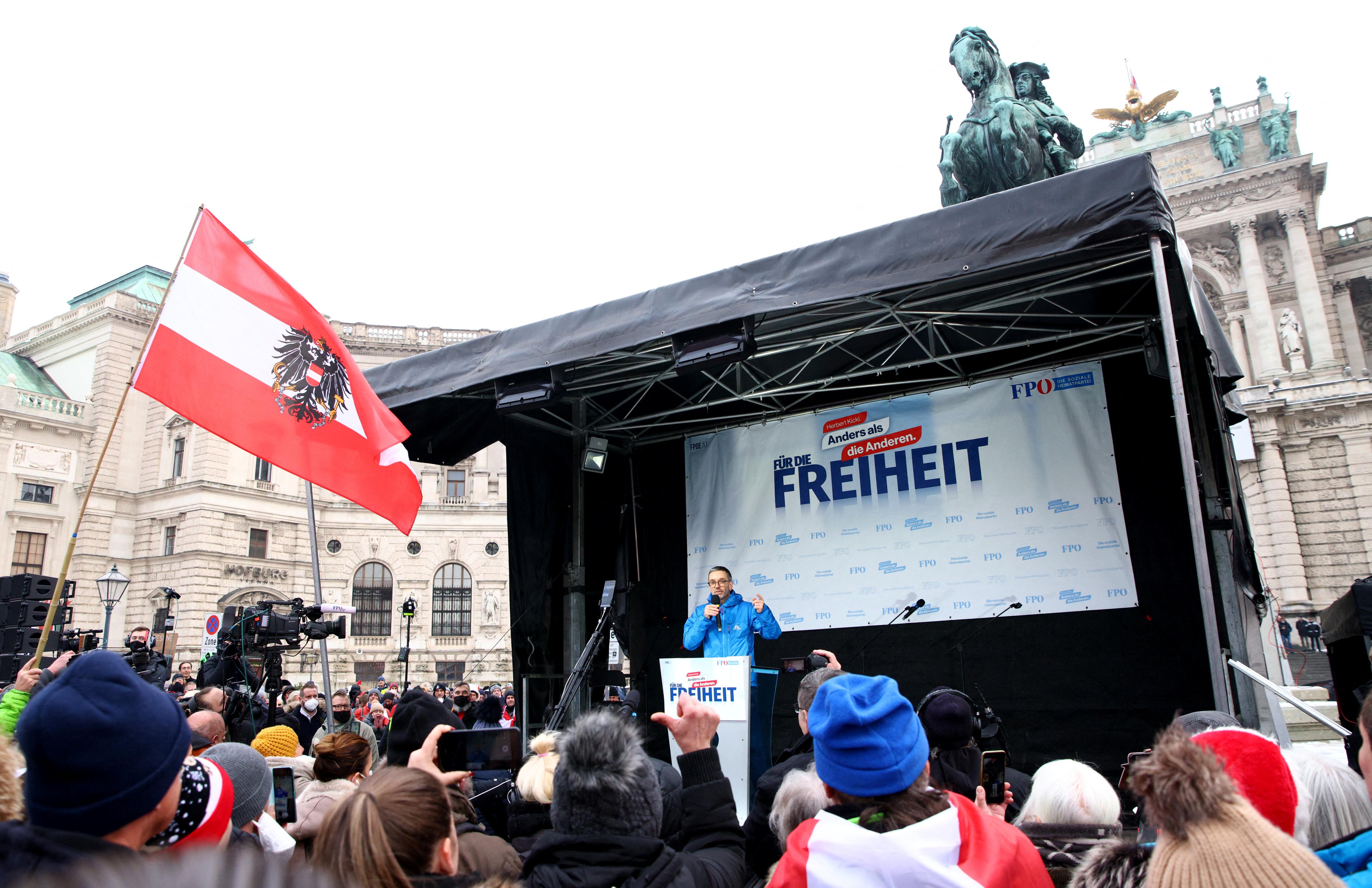 Лідар «Аўстрыйскай партыі свабоды» (FPOe) Гэрбэрт Кікл выступае на сцэне падчас акцыі пратэсту супраць абмежаванняў, звязаных COVID-19. Вена, Аўстрыя, 11 снежня 2021 года.